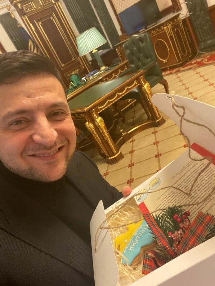 Какие подарки получал Зеленский: что из них президент принял, а от каких отказался 4