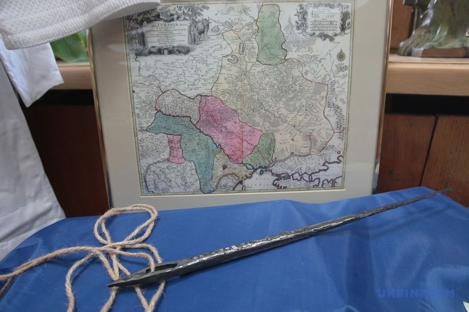 Какие подарки получал Зеленский: что из них президент принял, а от каких отказался 8