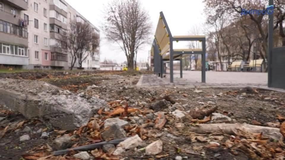 Вдоль пешеходной зоны кое-где строители оставили после себя мусор Вдоль пешеходной зоны кое-где строители оставили после себя мусор