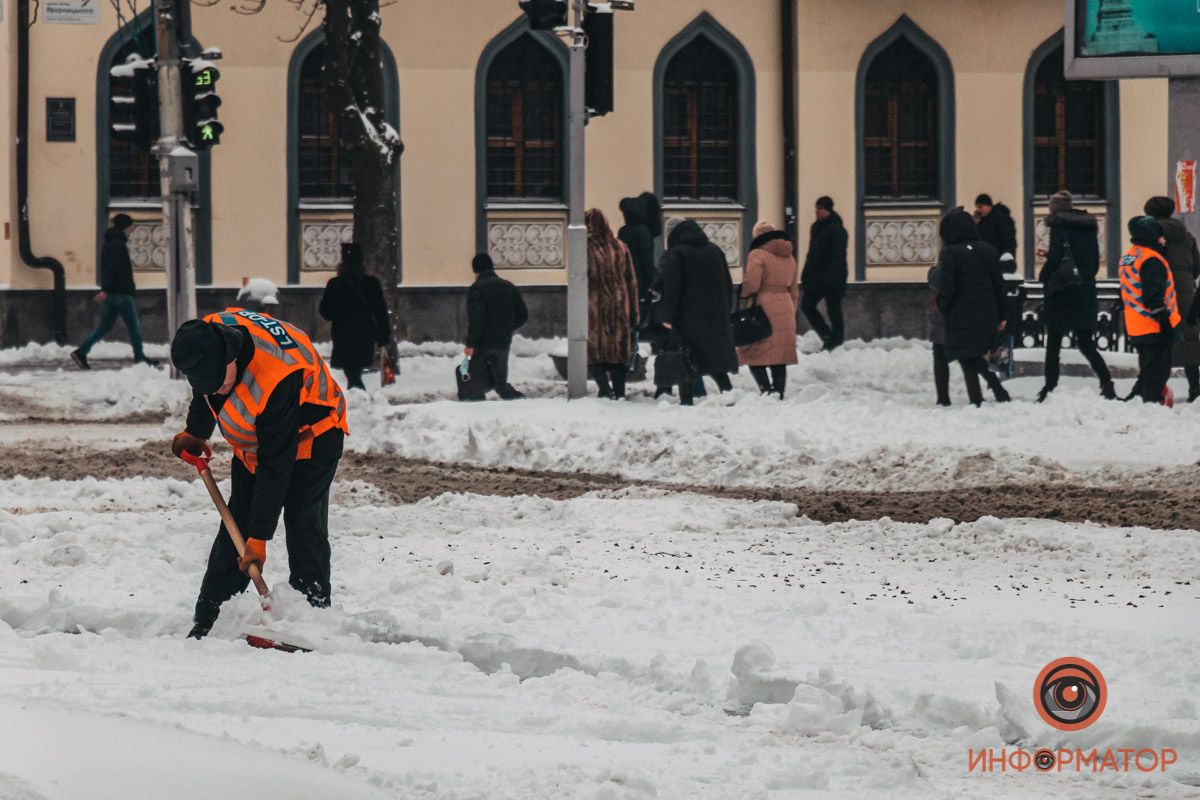 Вспомнили: в Днепре чиновники решили посреди зимы заказать услуги уборки снега