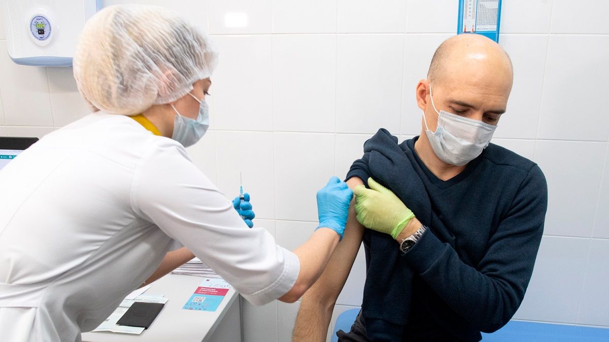 Сколько украинцев готовы привиться от коронавируса и как относятся к локдауну: опрос Рейтинга