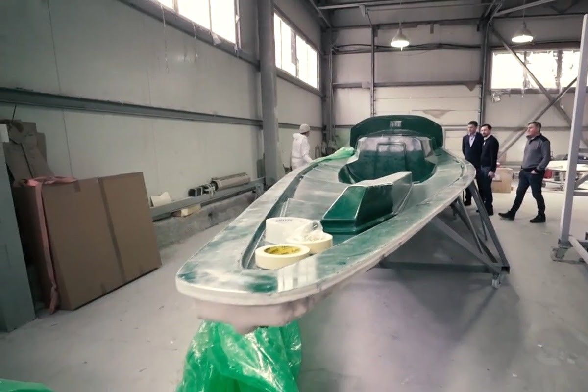 Палубу и корпус соединяют специальным материалом, позволяющим не просто склеить элементы, но и обеспечить герметичность