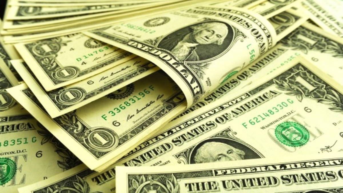 Доллар подешевел, что с евро: курс валют на 17 февраля