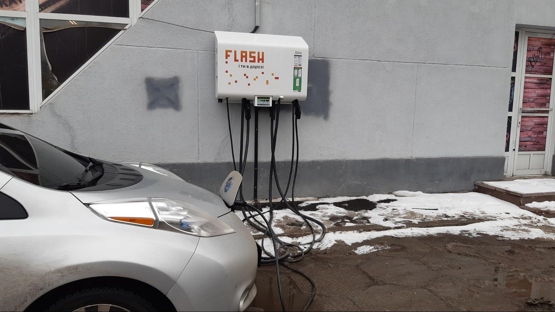 Хорошо, если зарядка находится рядом с кафе или магазином, и можно потратить время с пользой