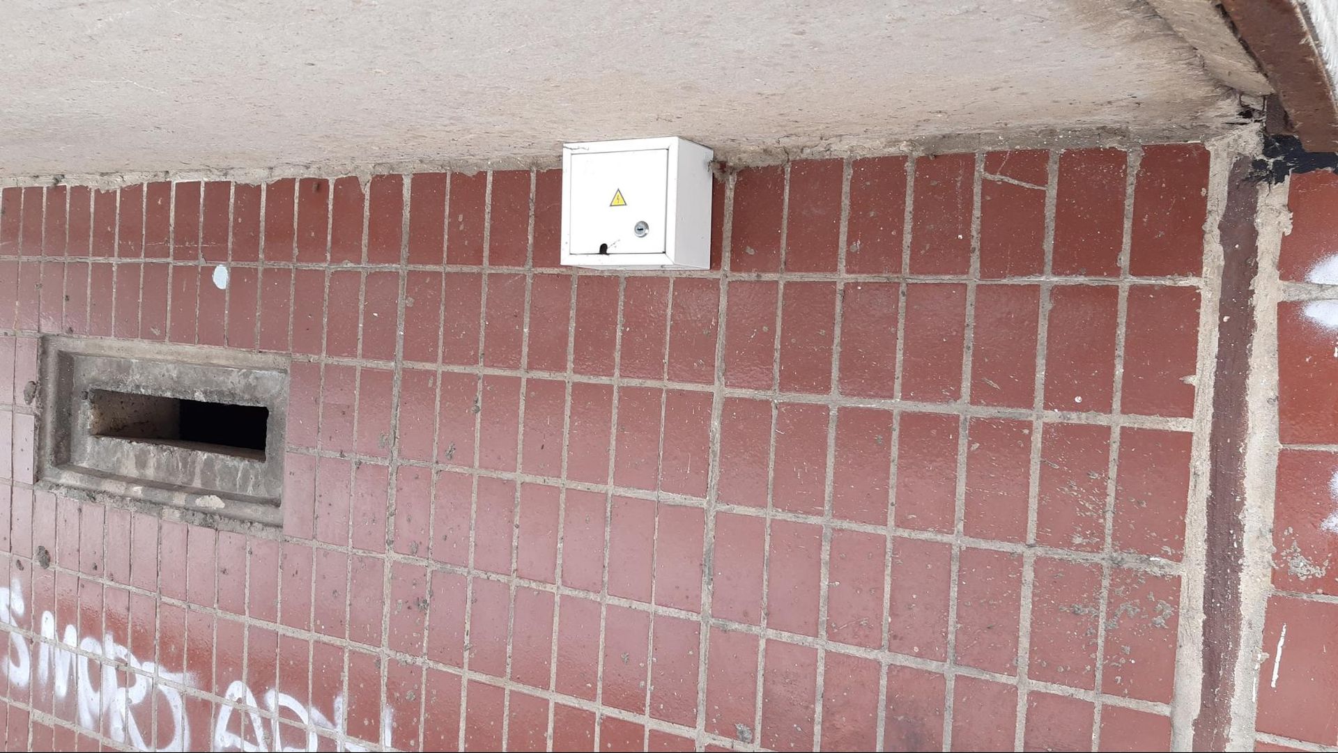 Зарядку для электрокара установили прямо под балконом жилого дома