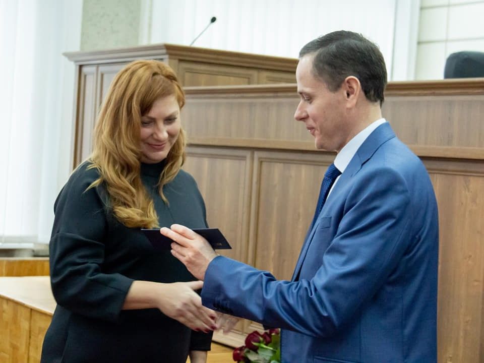 Анна Сидилева из рук мэра Никополя получает удостоверение депутата городского совета
