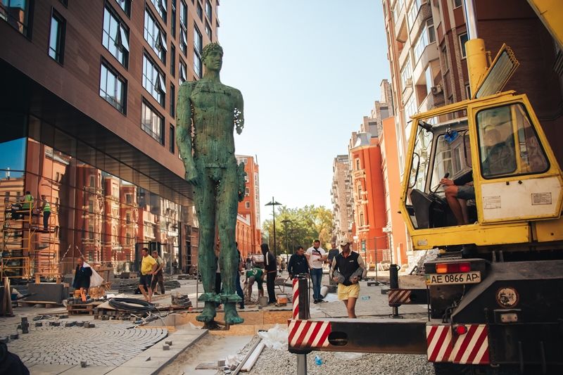 Установка скульптуры «Атлант», сентябрь 2020