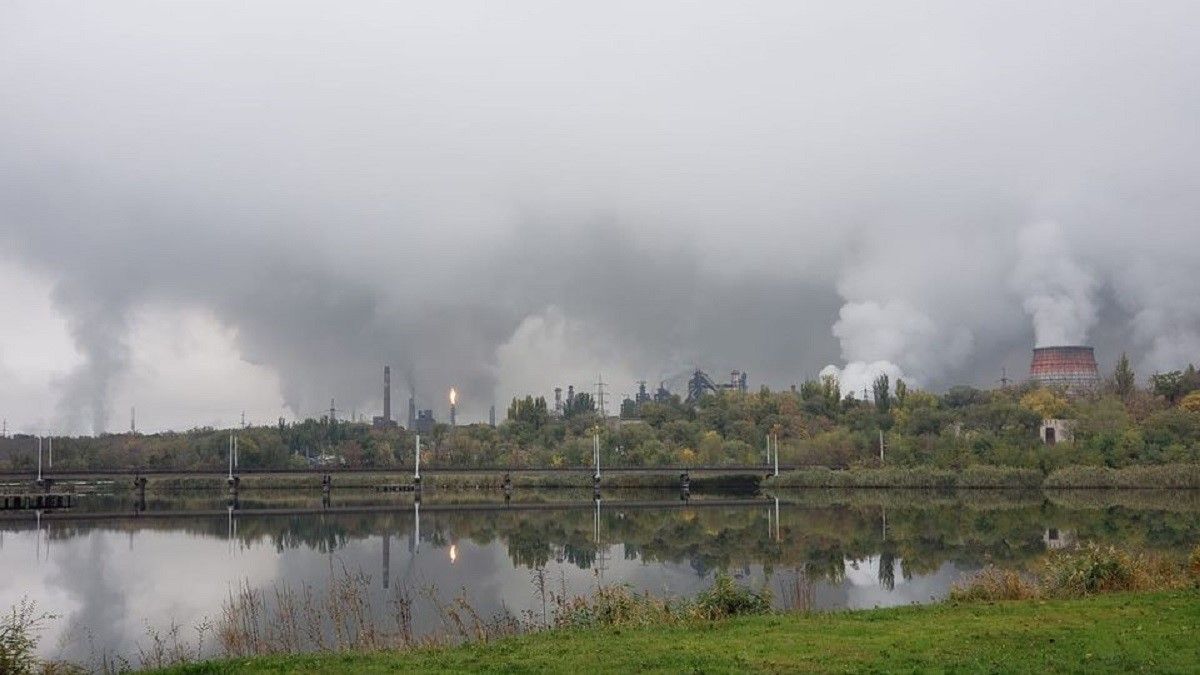 Вид на комбинат «АрселорМиттал Кривой Рог» с набережной заводских отстойников