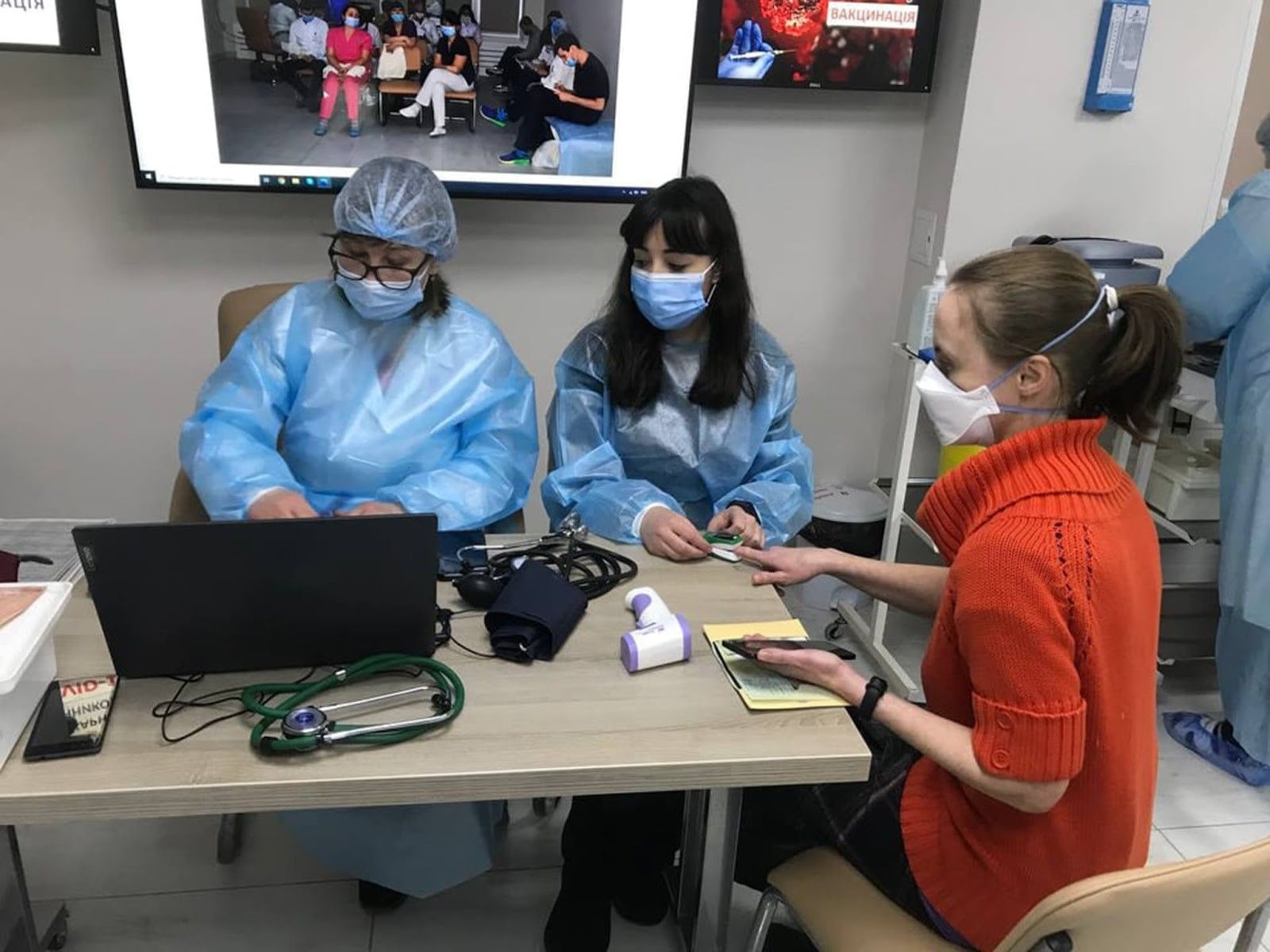 Доцент Днепровского государственного медицинского университета Ольга Шварацкая на вакцинации