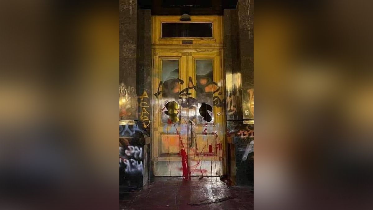 В Киеве галерея хочет купить двери Офиса президента: что с ними потом сделают