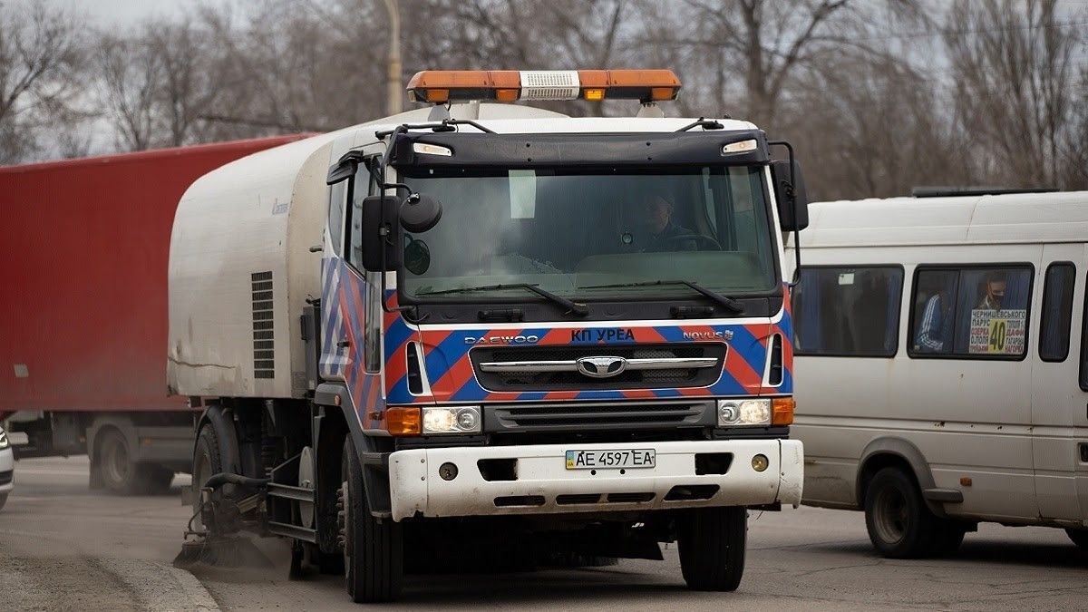 Весенняя уборка: как на улицах Днепра наводят порядок после зимы