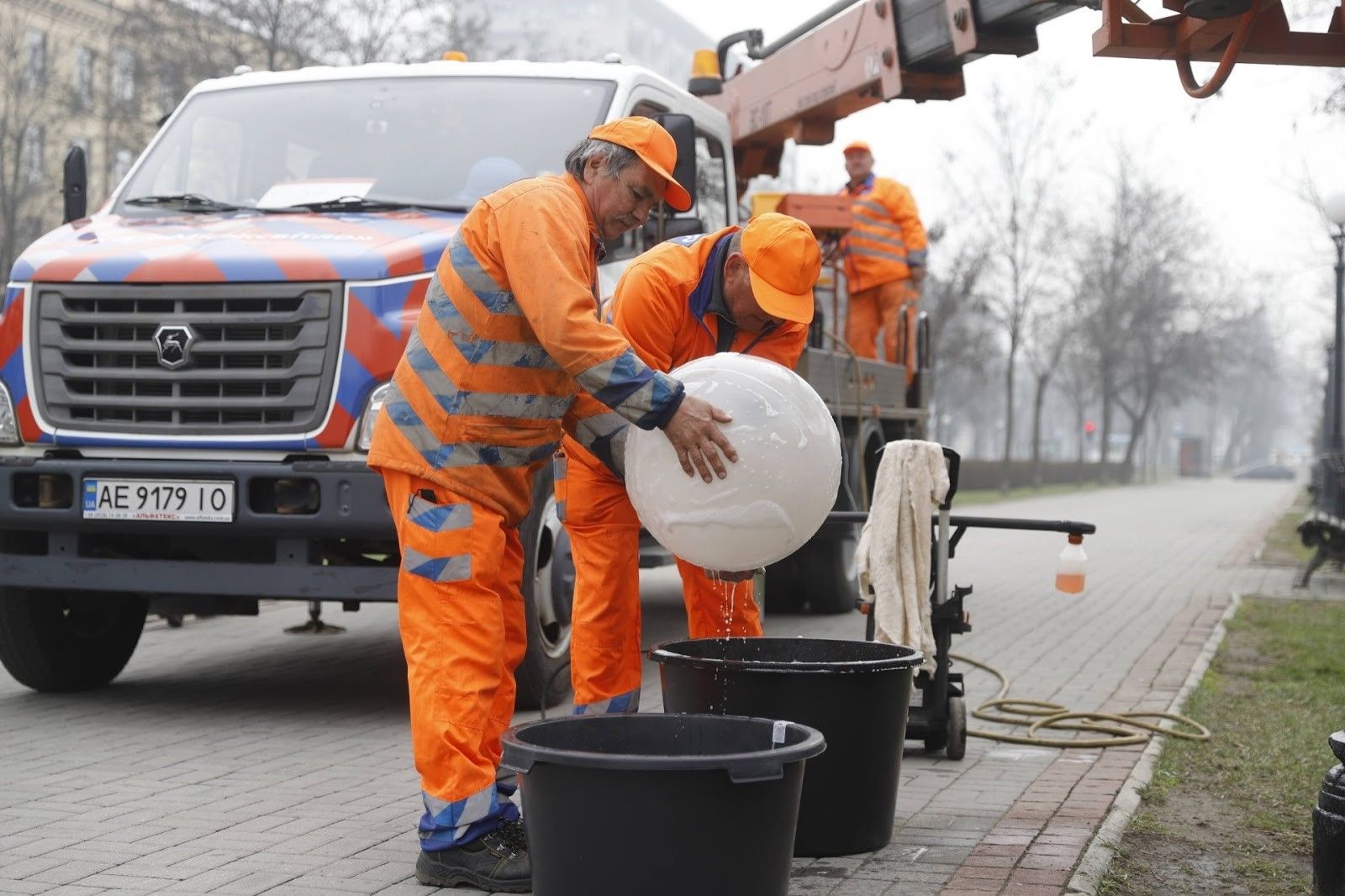 Весенняя уборка: как на улицах Днепра наводят порядок после зимы 1