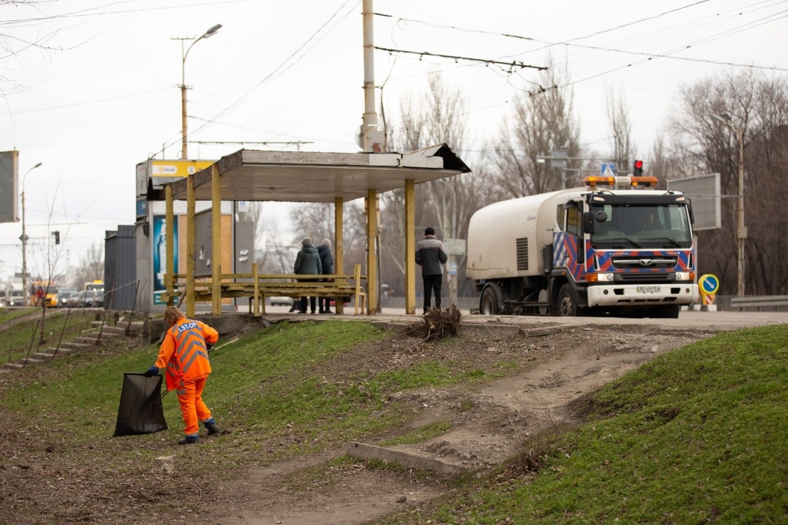 Весенняя уборка: как на улицах Днепра наводят порядок после зимы 9