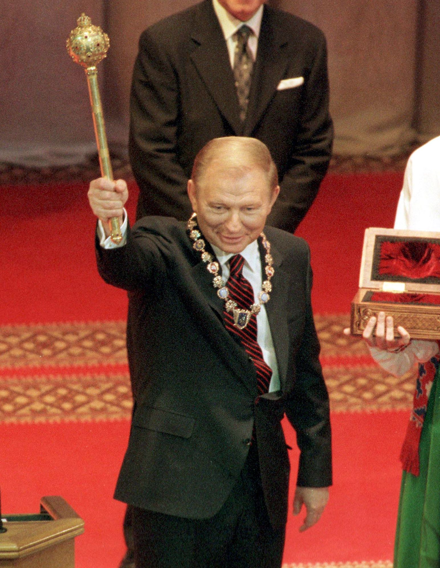 В Офисе Президента рассказали, кто и зачем удлинил президентскую цепь 3