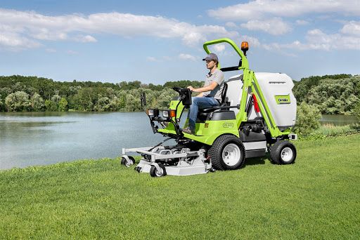 Коммунальщики мэрии Харькова купили газонокосилки по цене трехкомнатной квартиры: кто наживется 3