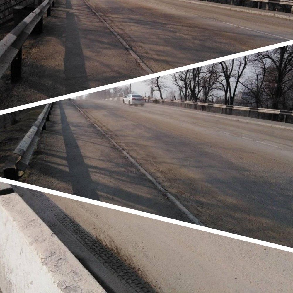 Мост к зданию заводоуправления весь в зимней посыпке и пыли