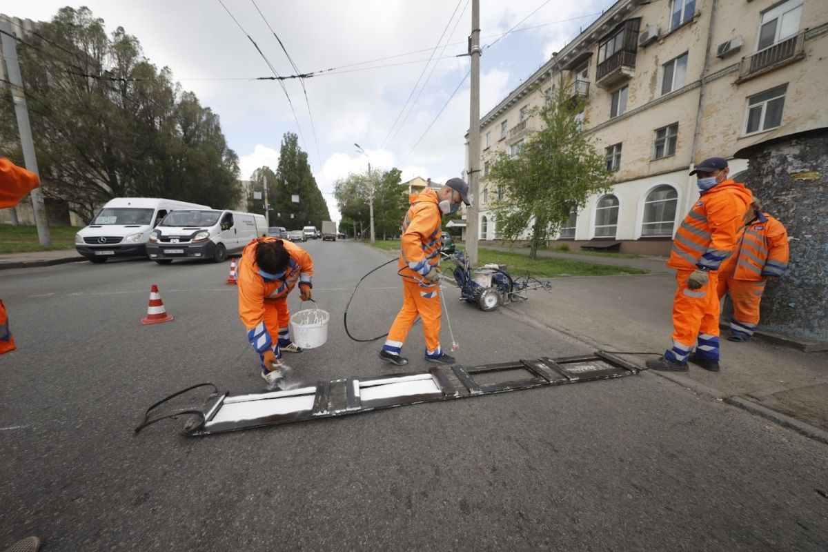 В Днепре обновляют дорожную разметку
