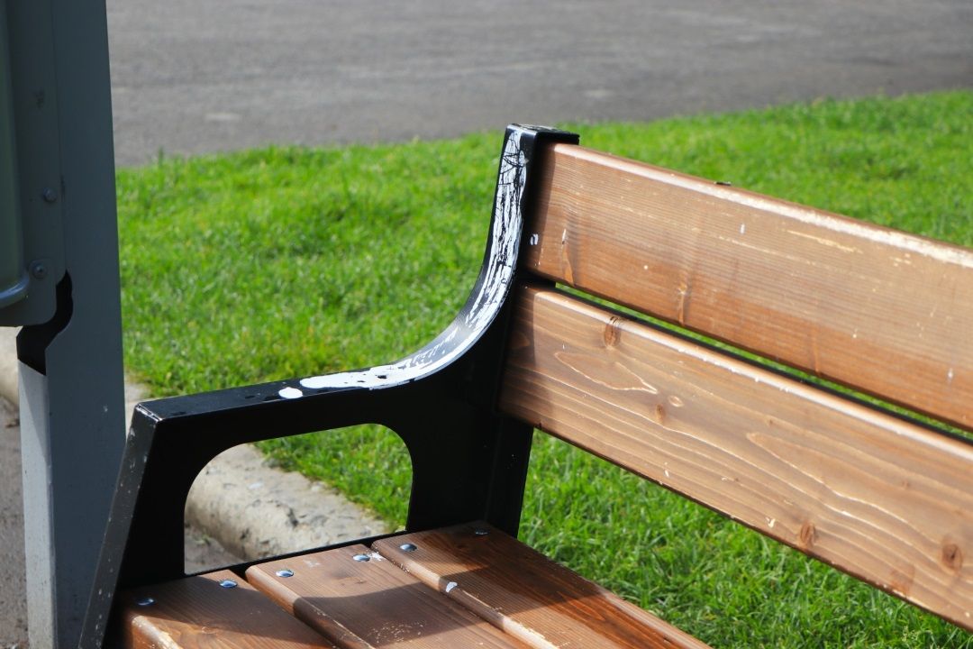 Кому-то нравится не просто сидеть на лавочке, а раскрашивать ее