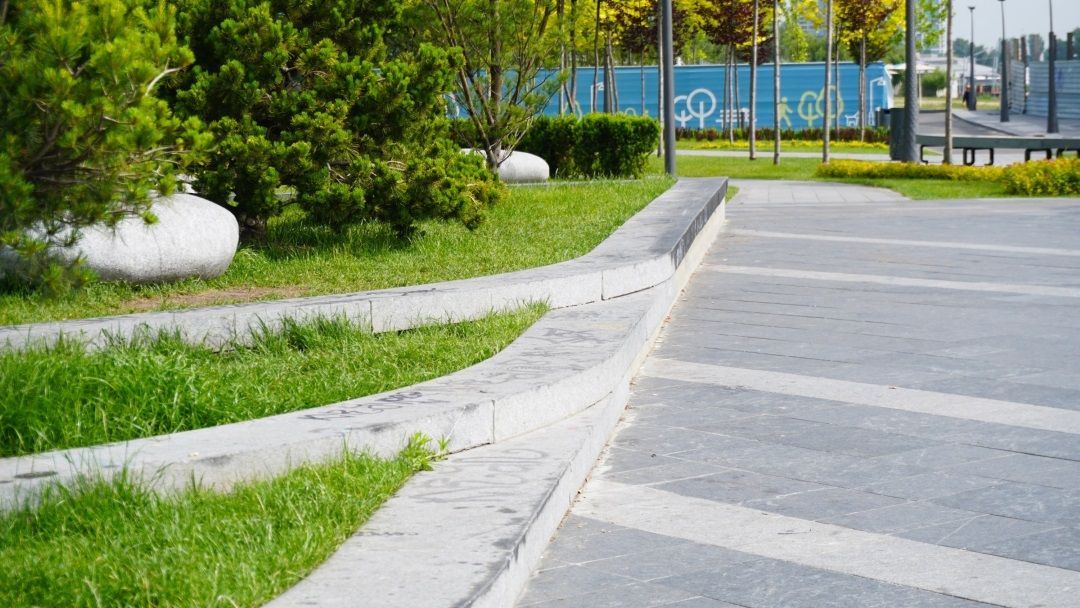 Следы от резины не вымываются почти ничем