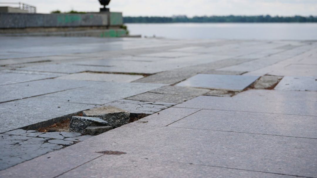 Горожане сами разрушают набережную