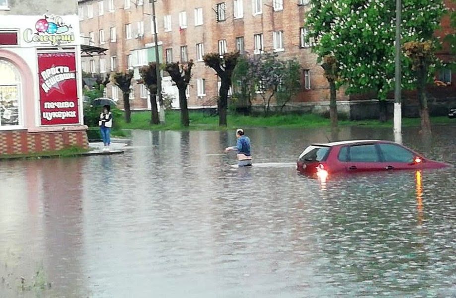 Ливни вызвали наводнения по всему миру. Как с потопами борются в Днепре 2