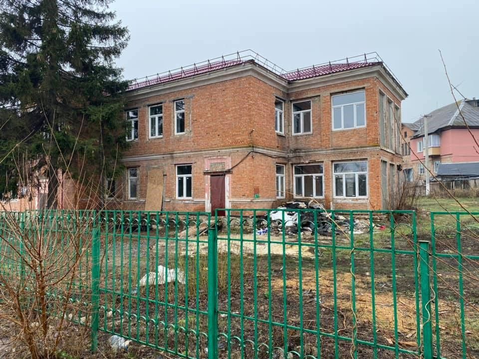 В этих стенах давно не слышно детского смеха, а вместо строительства подрядчик вынужден охранять объект и косить бурьян вокруг него.