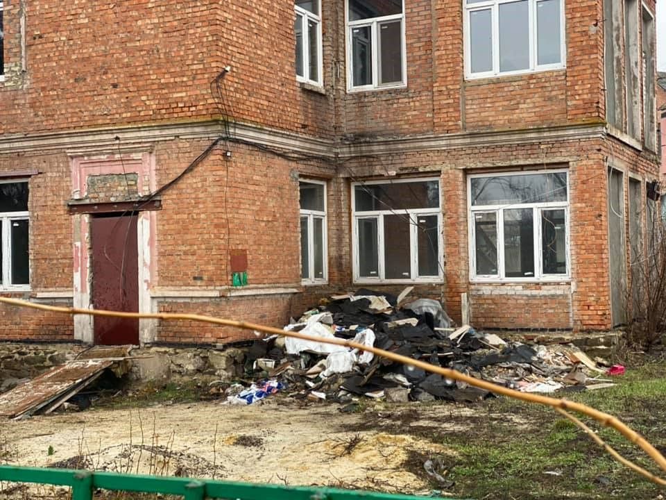 Территорию детского сада вместо песочниц и павильонов украшают кучи строительного мусора и кирпича.