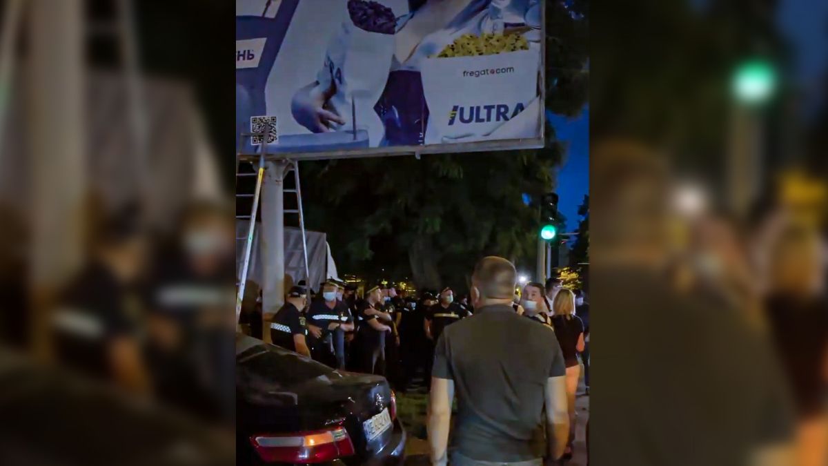 В Днепре коммунальщики сносили билборды соратников Загида Краснова: комментарии участников