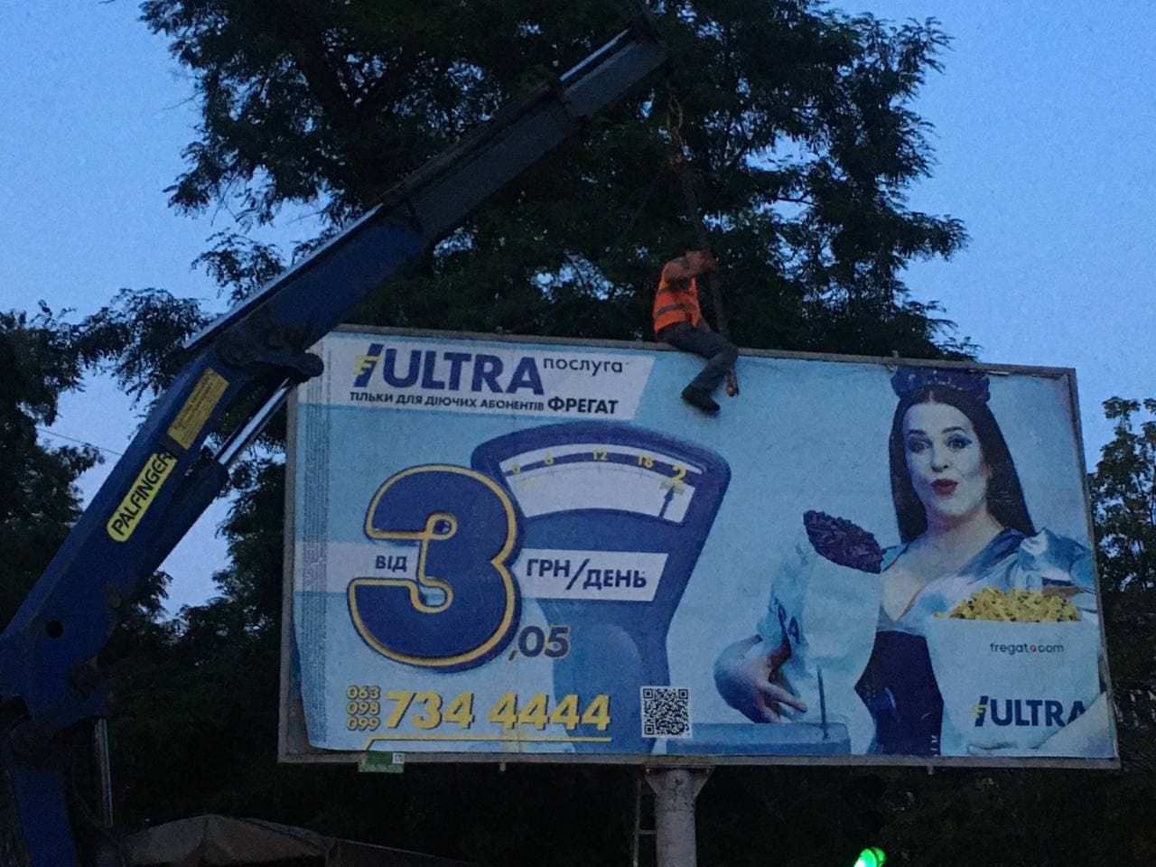 В Днепре коммунальщики сносили билборды соратников Загида Краснова: комментарии участников 2