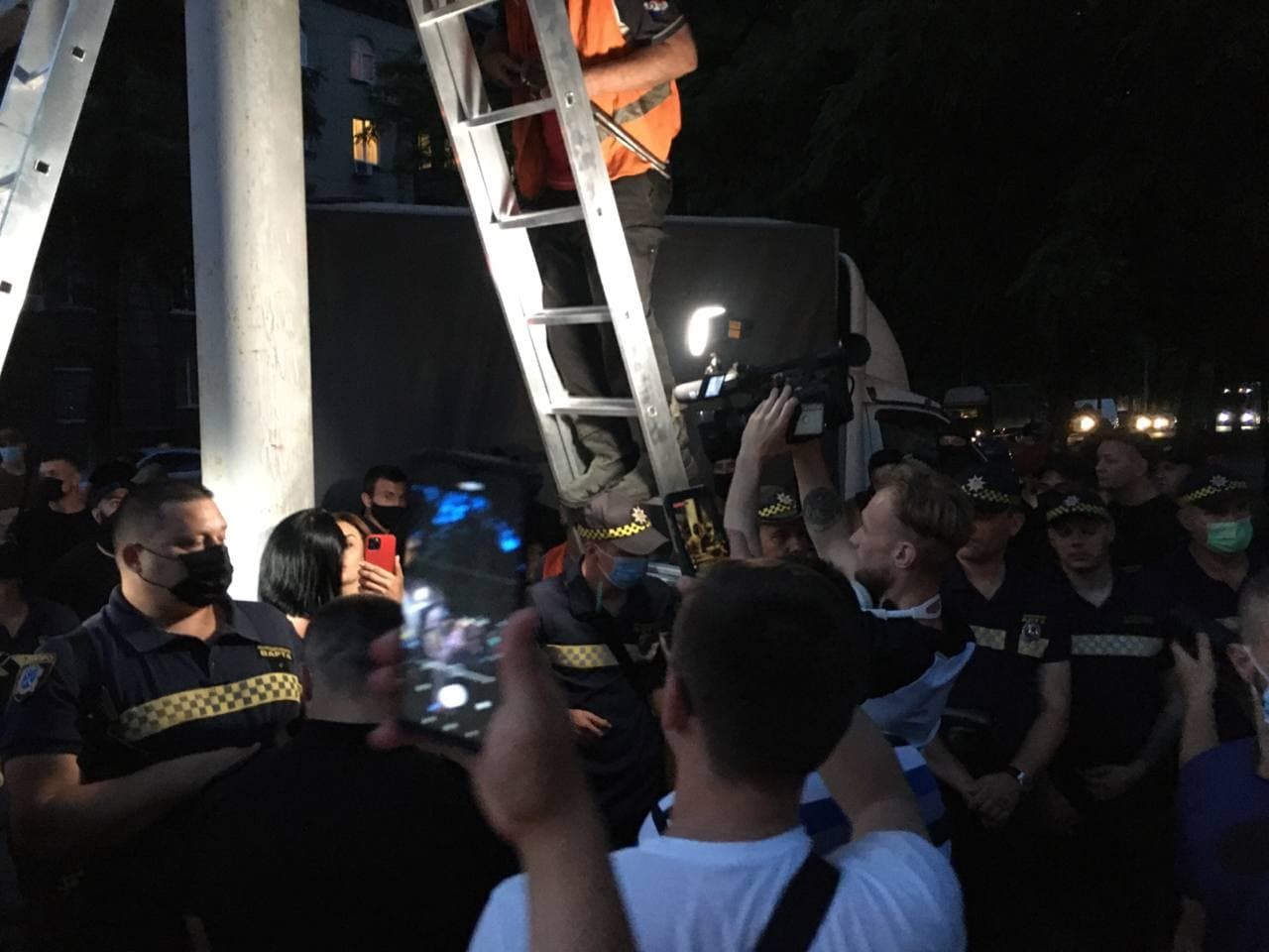 В Днепре коммунальщики сносили билборды соратников Загида Краснова: комментарии участников 3