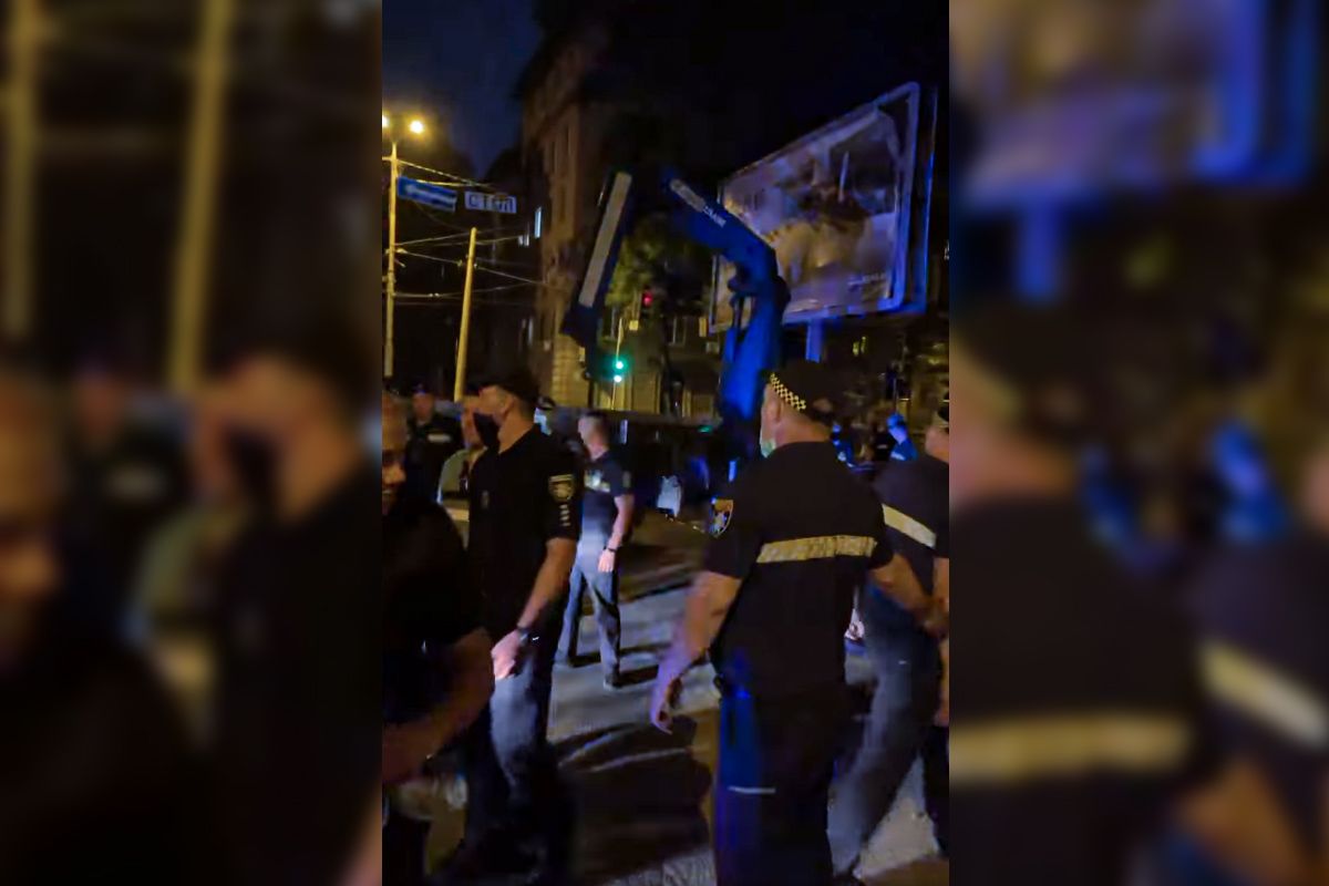 В Днепре коммунальщики сносили билборды соратников Загида Краснова: комментарии участников 5