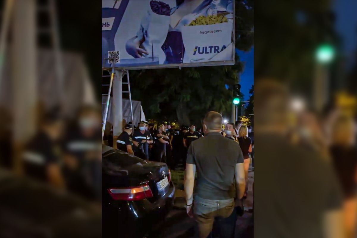 В Днепре коммунальщики сносили билборды соратников Загида Краснова: комментарии участников 7