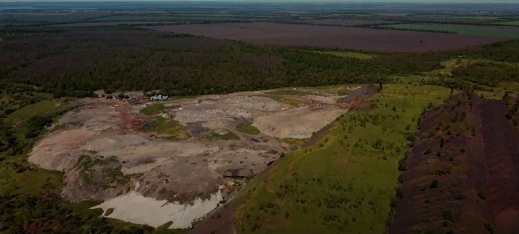Вид на городскую свалку с высоты птичьего полета