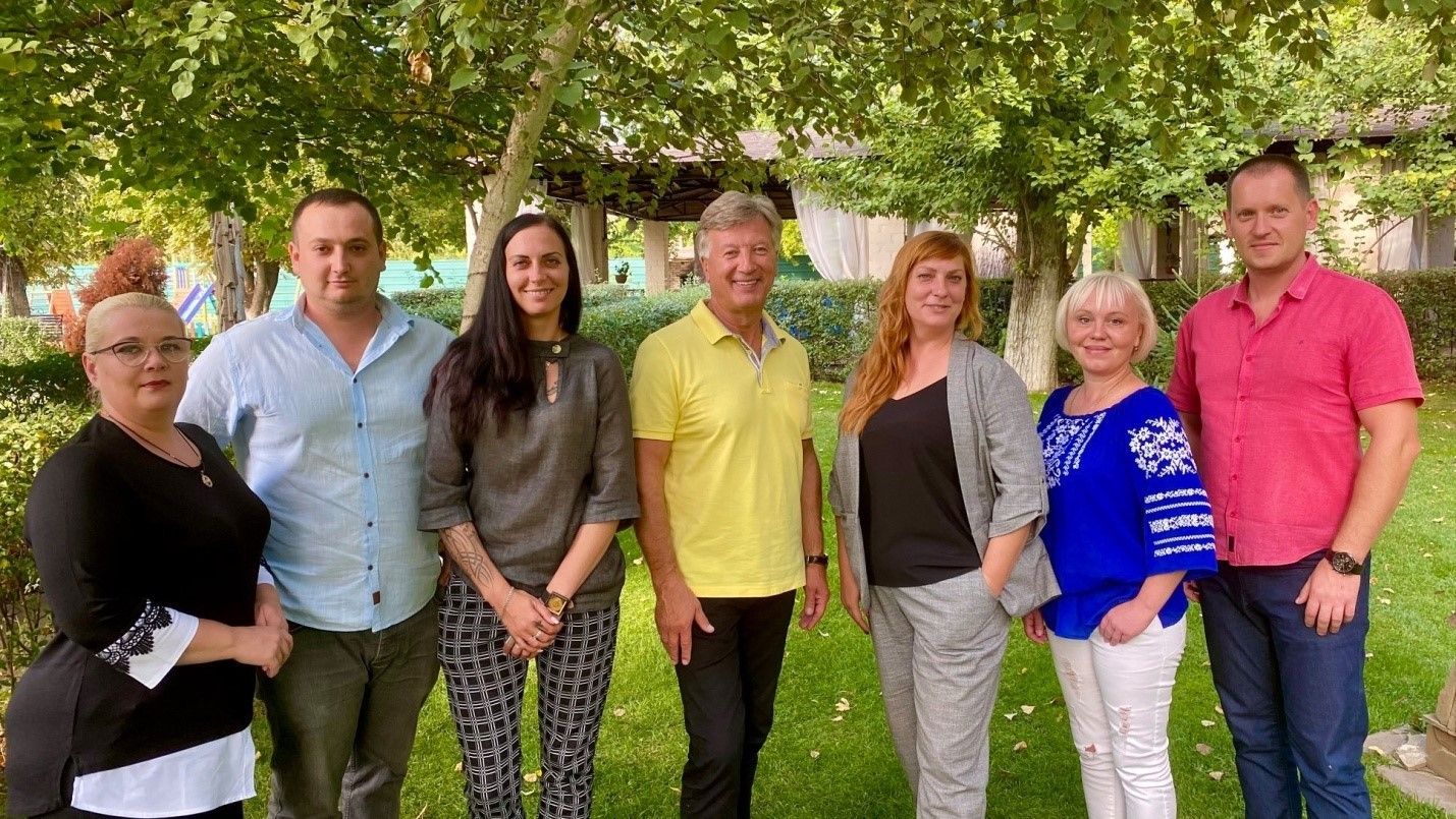 Наталья Братова крайняя слева в тесном партийном кругу никопольской «Пропозиции», Анна Сидилева третья справа