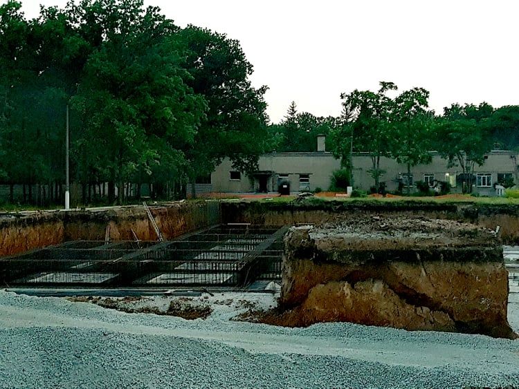 Подрядчик закладывает армированную «подушку». Арматуры не жалеют