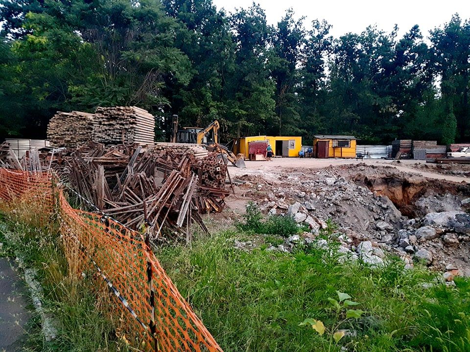 Стройплощадка выросла на месте бывшего бомбоубежища за главным корпусом больницы