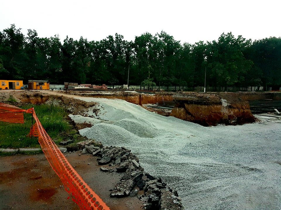 Этот кусок земли в центре стройки со временем станет площадкой-клумбой для зимнего сада