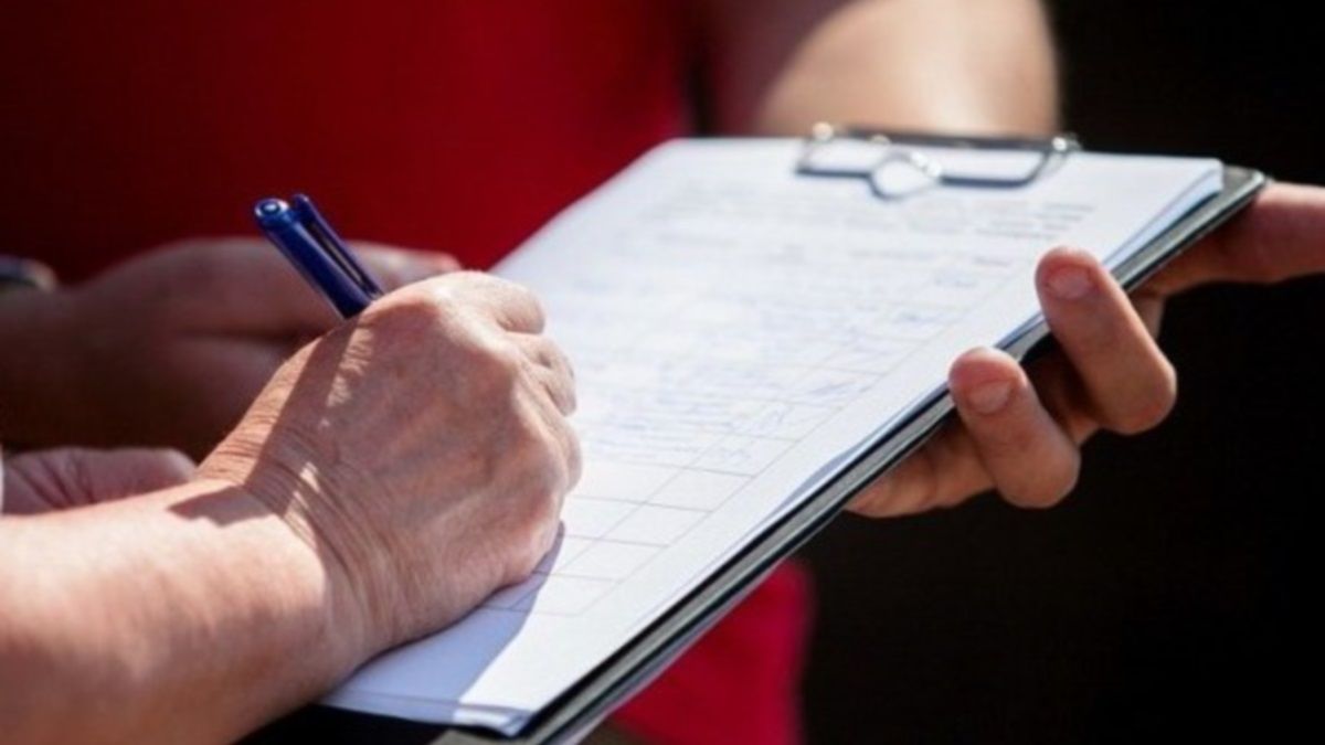 В Днепре горсовет опросит врачей, учителей и коммунальщиков: что хотят узнать