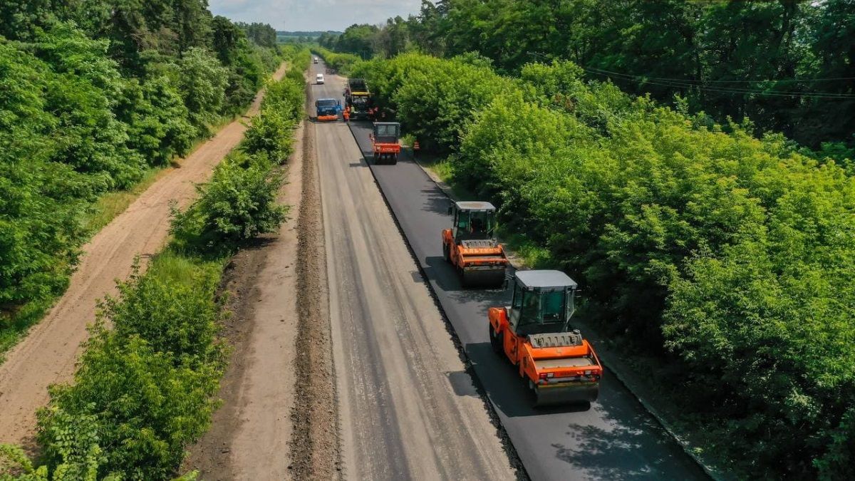 На дороги Днепропетровской области потратят еще 1 миллиард: где повезет водителям