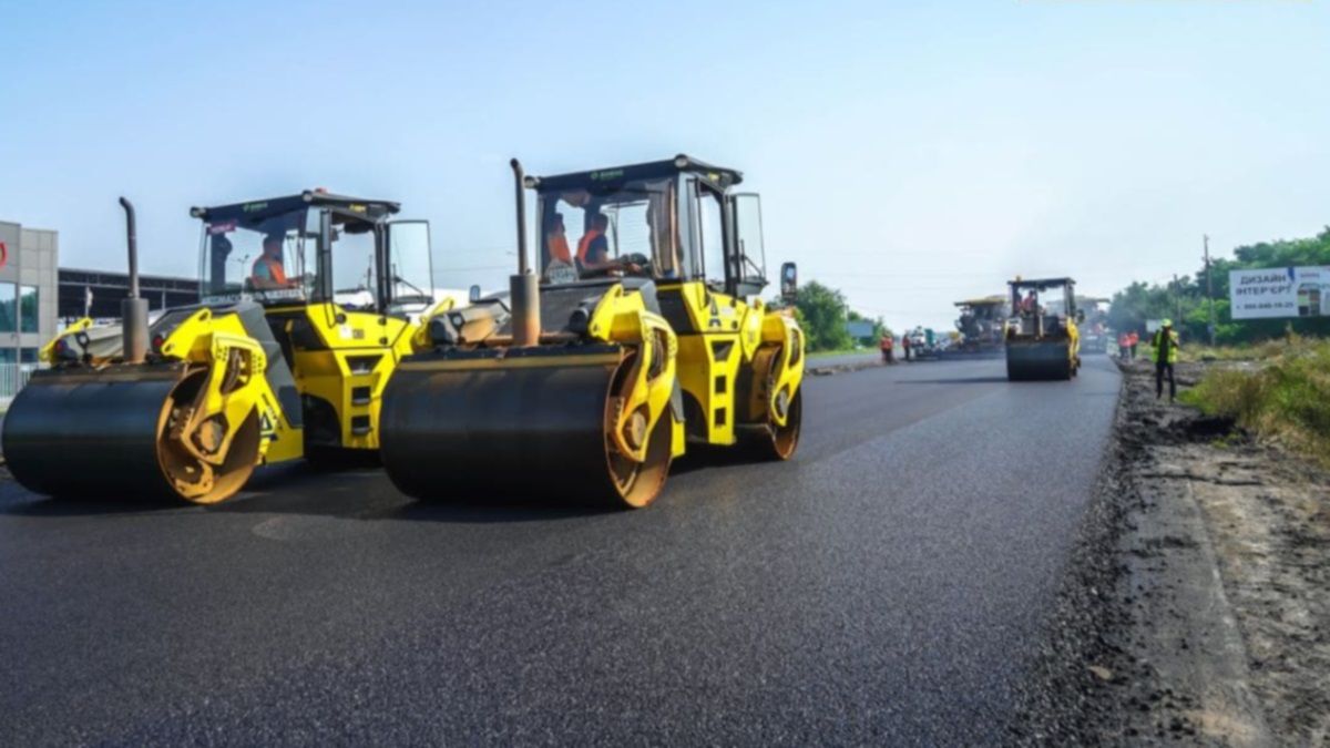 На дороги Днепропетровской области потратят еще 2,2 миллиарда: где повезет водителям