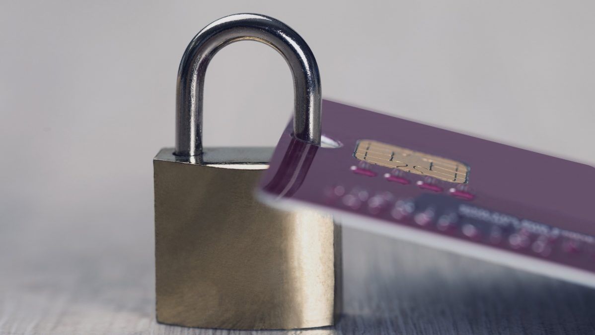 В Днепре адвокат рассказал, почему могут блокировать вашу банковскую карту и что тогда делать