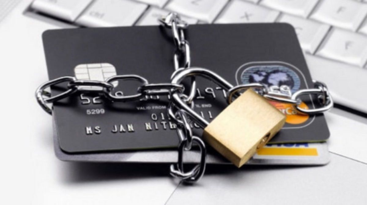 Арестовали зарплатную или пенсионную карту: что делать