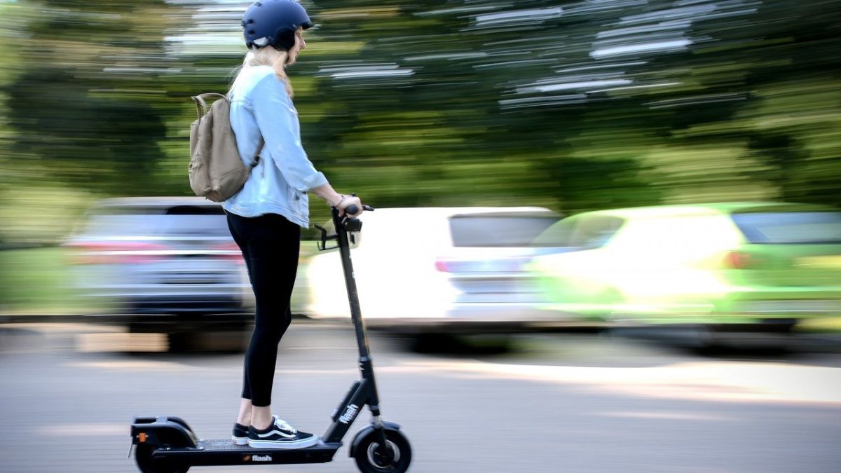 Вне закона, штрафы и суды: как Днепре и других городах Украины наказывают самокатчиков