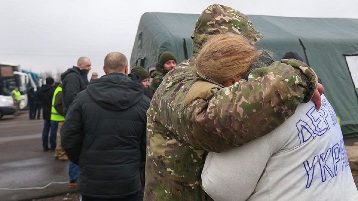 Льготы, выплаты и жилье: как Зеленский хочет помочь пленным украинцам