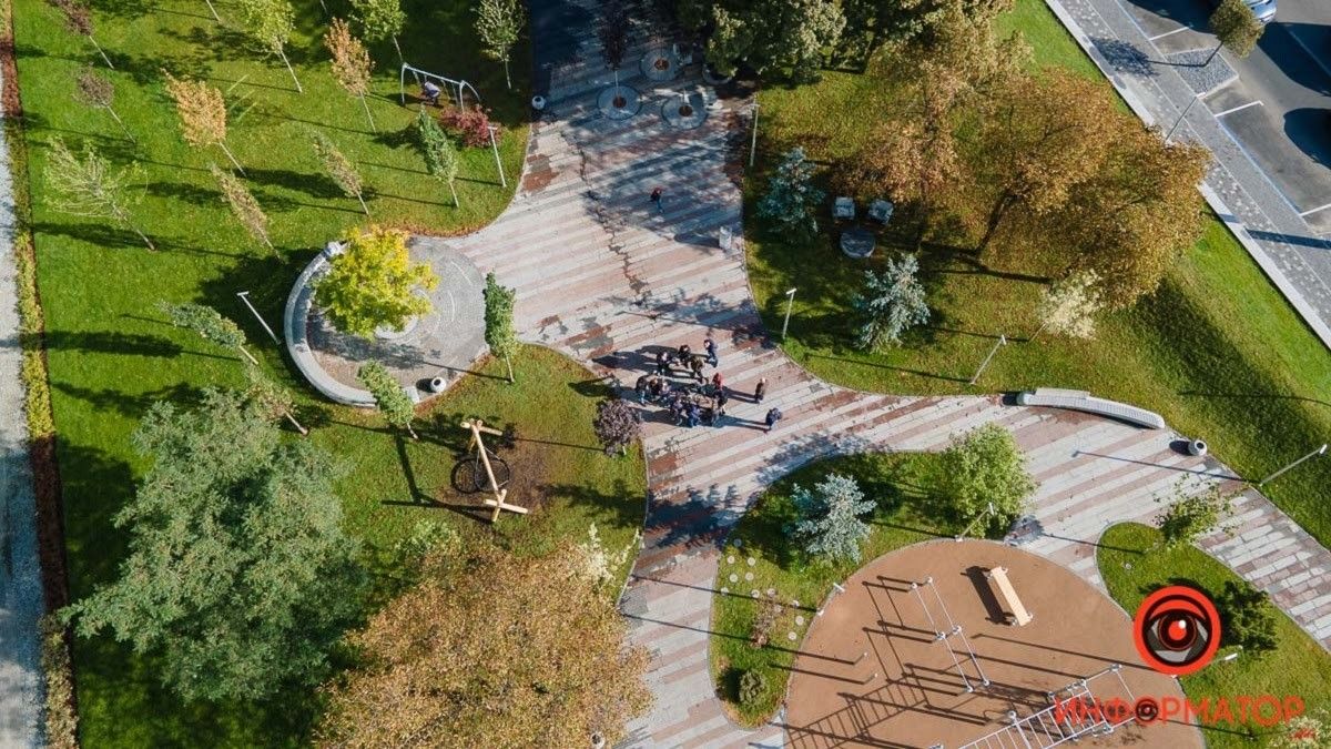 Детская горка с «препятствиями» и оборванные качели от компании ГОЙДА на сквере Слобожанский в Днепре