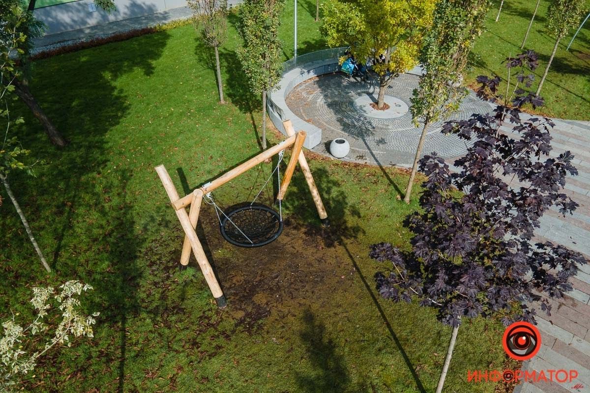 Детская горка с «препятствиями» и оборванные качели от компании ГОЙДА на сквере Слобожанский в Днепре 1