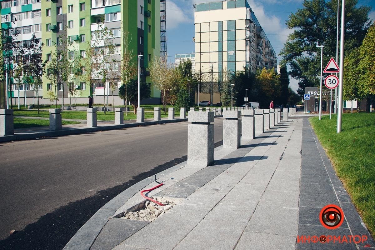 Детская горка с «препятствиями» и оборванные качели от компании ГОЙДА на сквере Слобожанский в Днепре 2