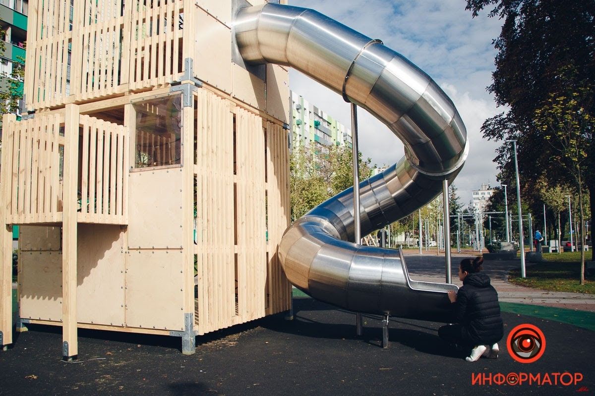 Детская горка с «препятствиями» и оборванные качели от компании ГОЙДА на сквере Слобожанский в Днепре 5