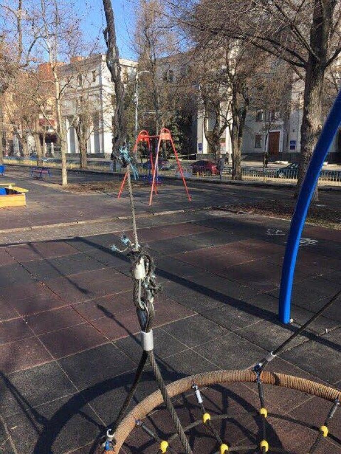 Детская горка с «препятствиями» и оборванные качели от компании ГОЙДА на сквере Слобожанский в Днепре 7
