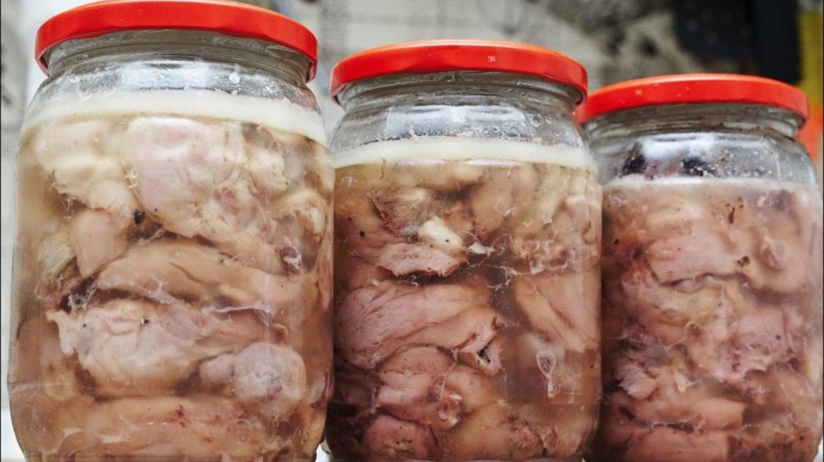 Госрезерв купил тушенку для складов в Днепре на 25% дороже, чем в магазинах: сколько «наварили»